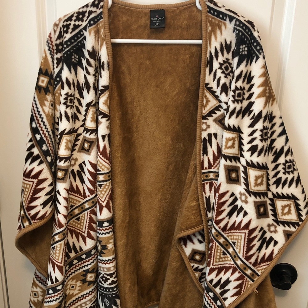 Cuddl Duds Sleepwear Brn/Tan Southwest  Aztec Patterned Plush Reversible Poncho
